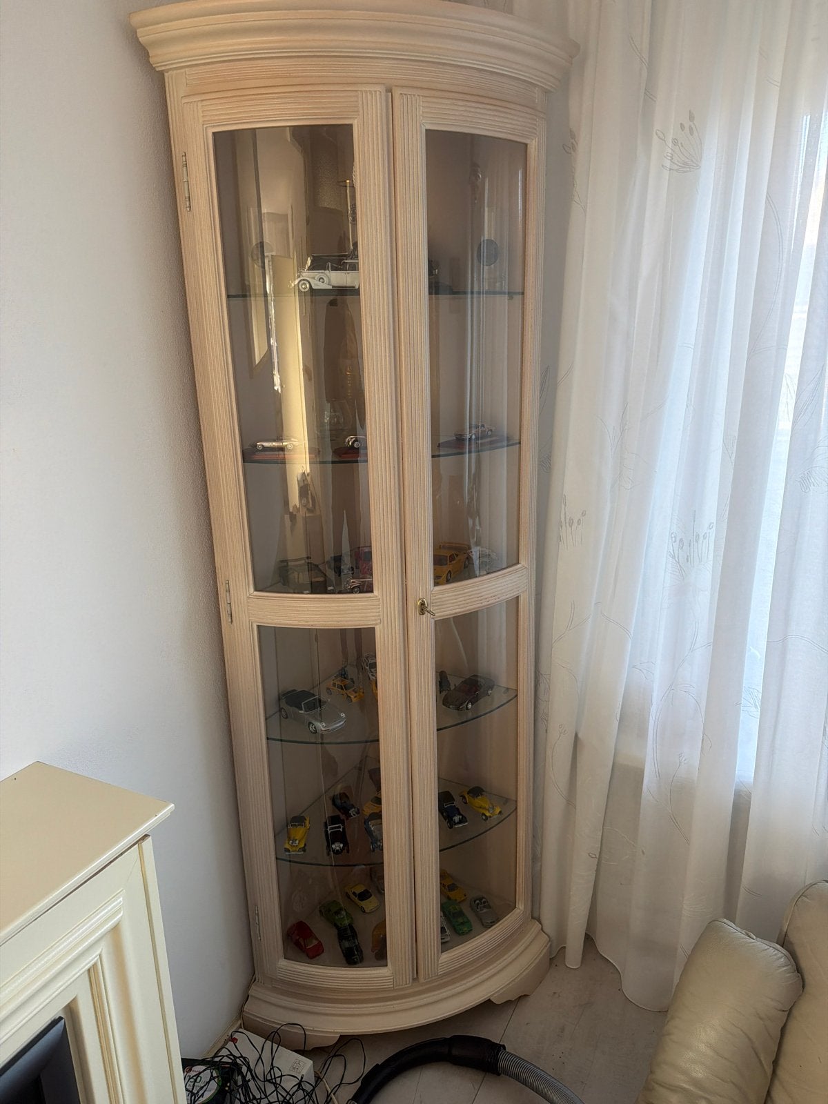 Mooie hoekvitrinekast  met glazen planken, Audio, Tv en Foto, Ophalen of Verzenden, Gebruikt