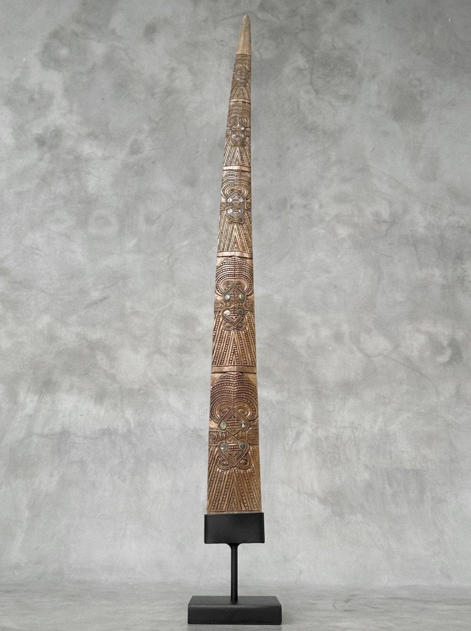 Zwaardvistand op metalen sokkel handgesneden Maori motief, Ophalen of Verzenden