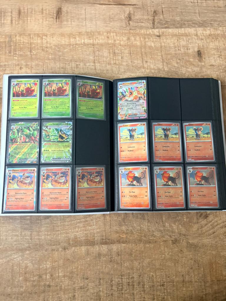 Pokemon prismatic evolutions binder master base set, Ophalen, Gebruikt, Meerdere kaarten