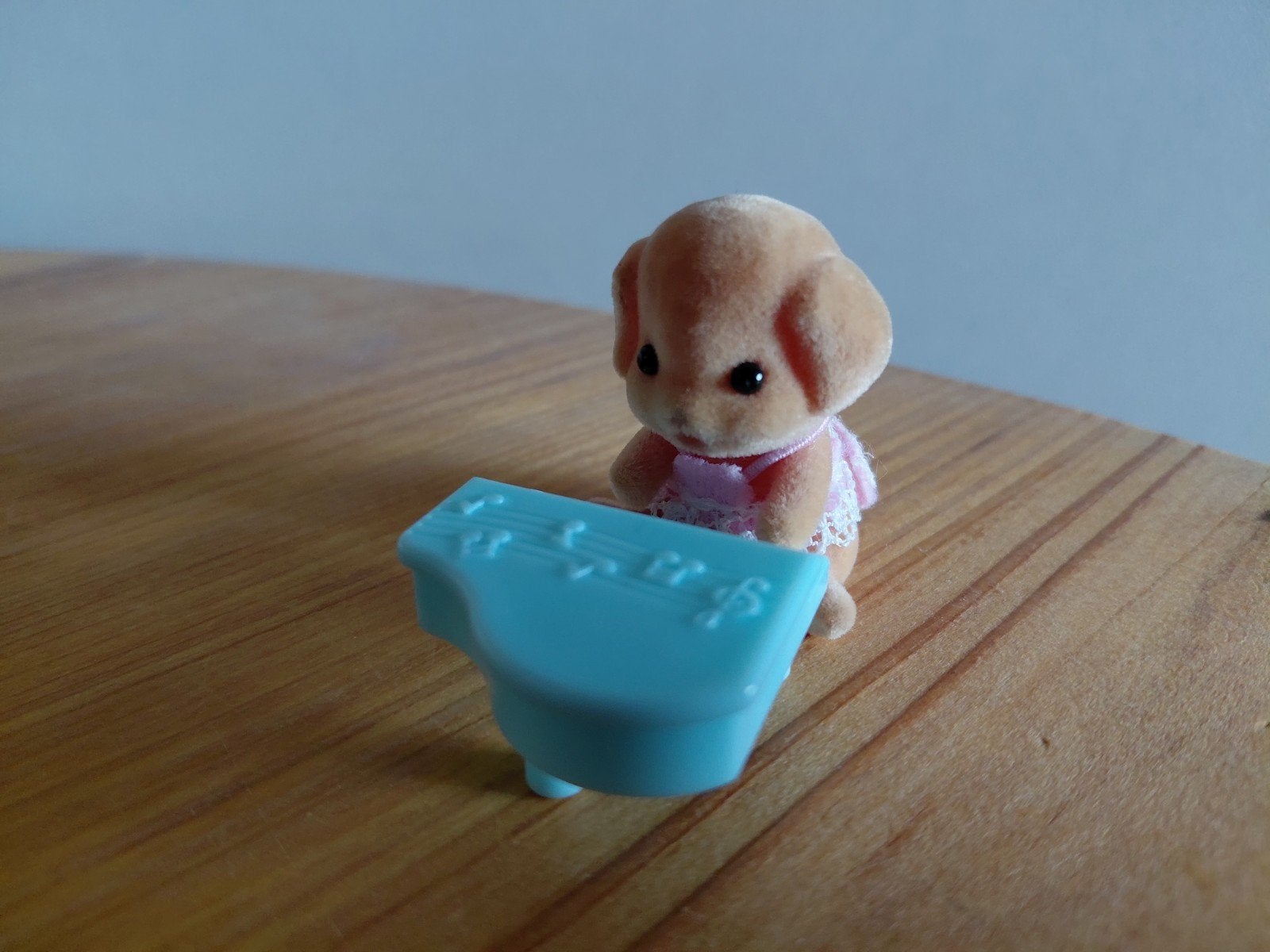 Sylvanian Families baby/hond/blauwe piano, Ophalen of Verzenden, Zo goed als nieuw, Popje