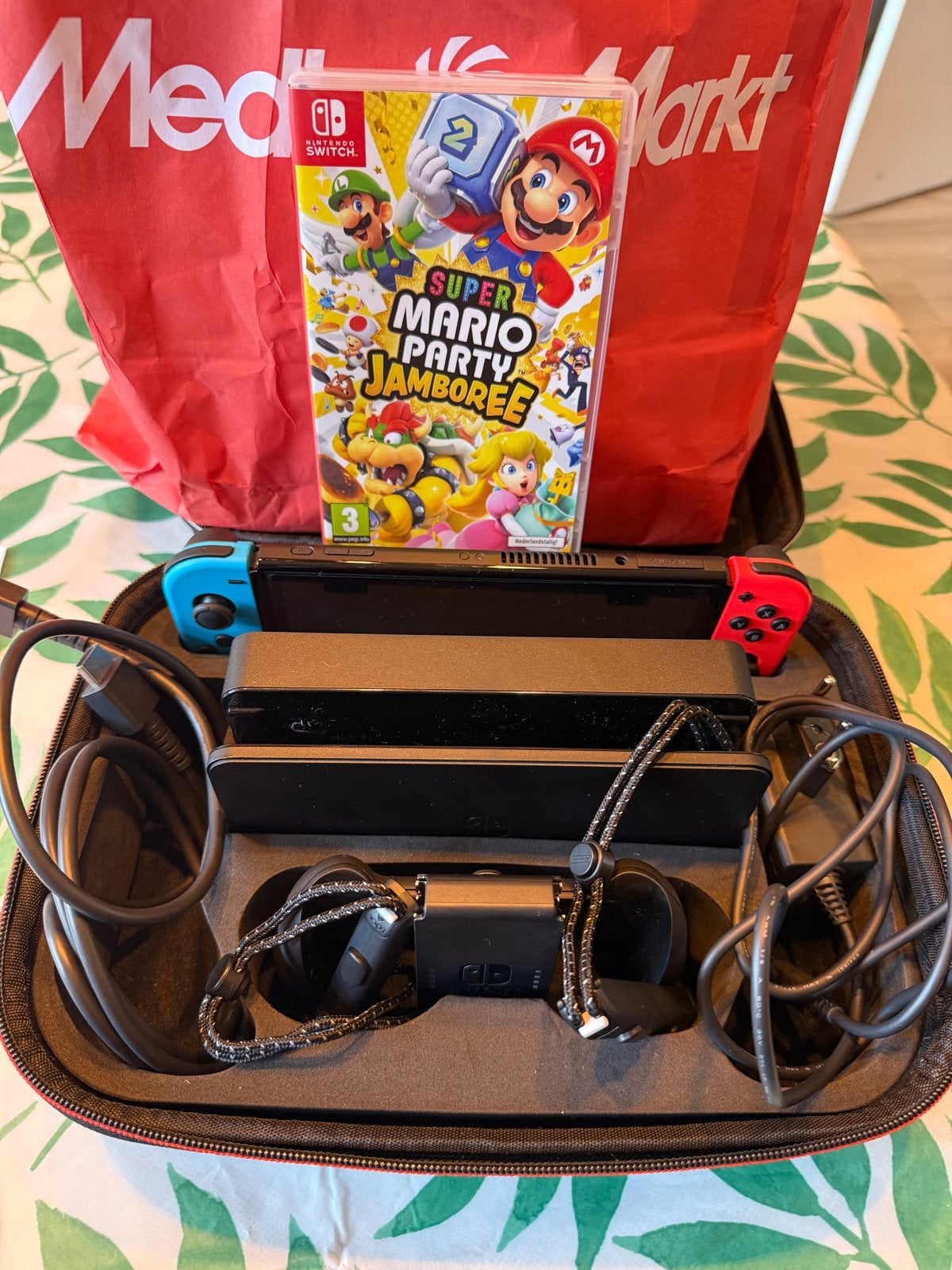 Nintendo Switch OLED met Super Mario Party Jamboree, Spelcomputers en Games, Switch OLED, Met games, Met 2 controllers, Nieuw