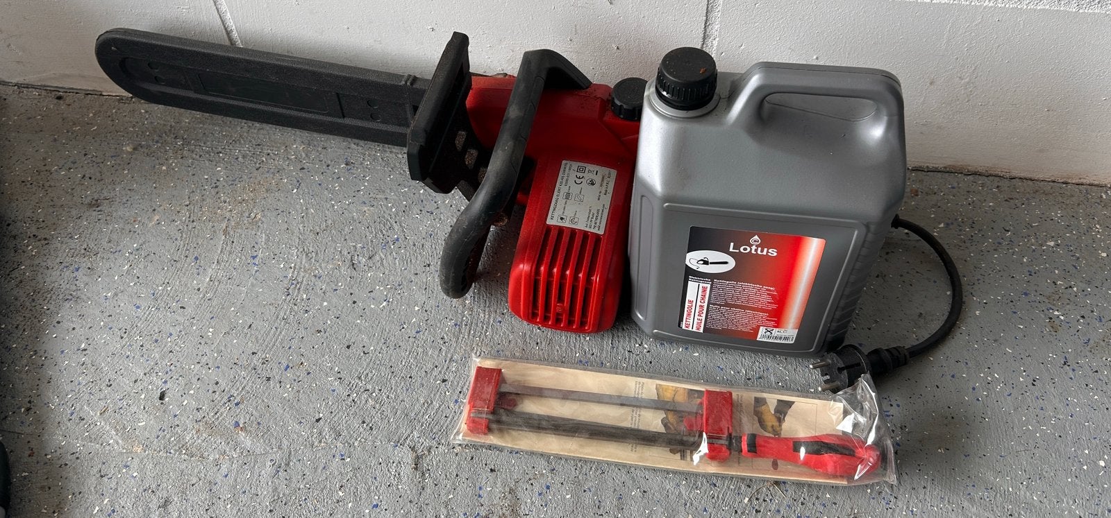 Elektrische kettingzaag compleet met olie en kettingslijper, Ophalen, Gebruikt, Elektrisch