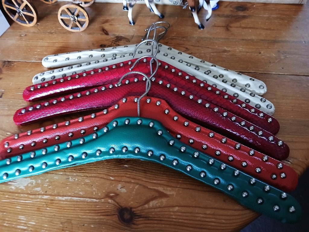 Zes vintage kledinghangers met studs, Verzamelen, Ophalen of Verzenden, Huis en Inrichting