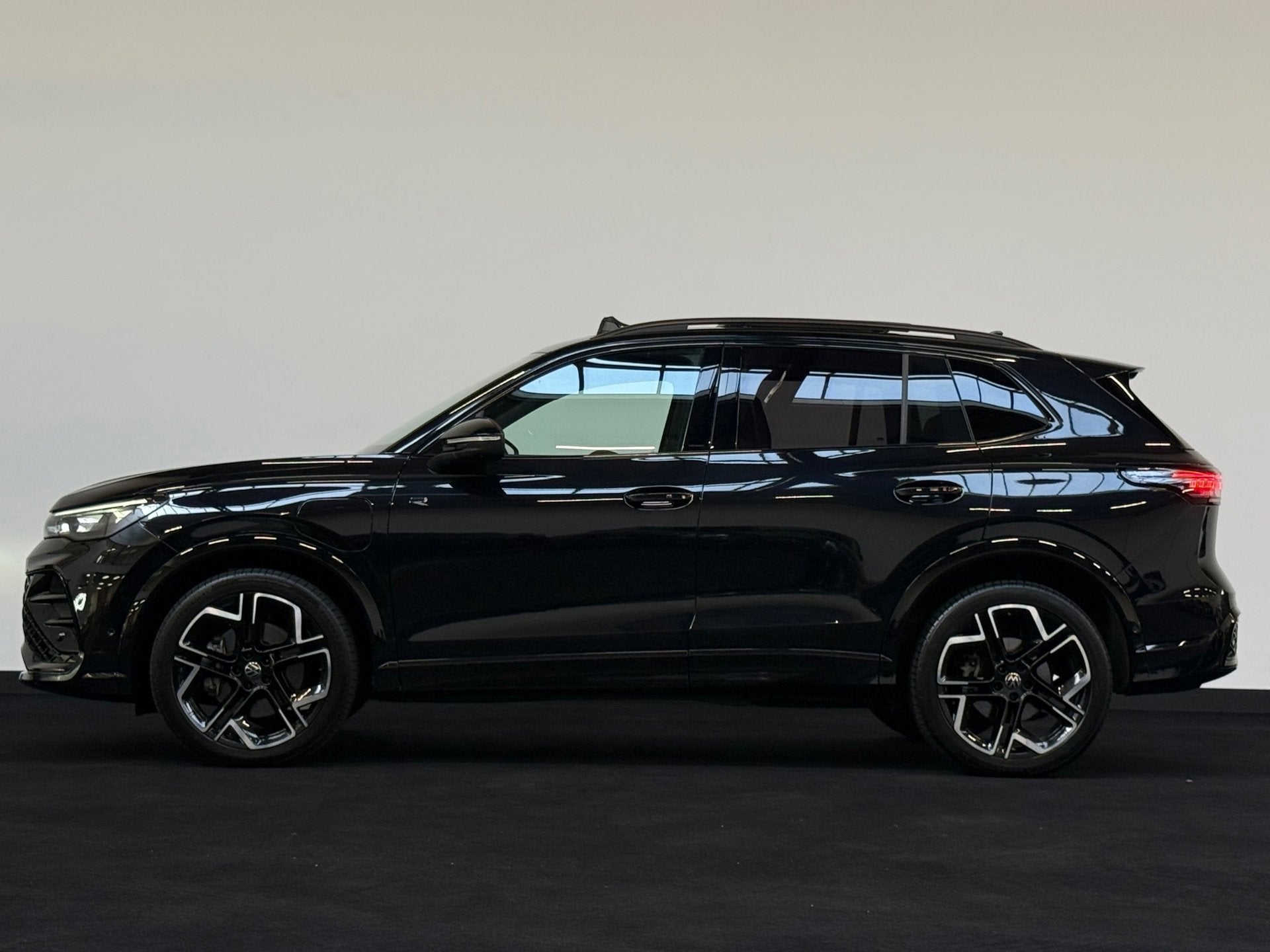 Volkswagen Tiguan 1.5 eHybrid R-Line Black Style 272 PK Pano, Auto's, Dealer onderhouden, Zwart, Leder en Stof, Zwart