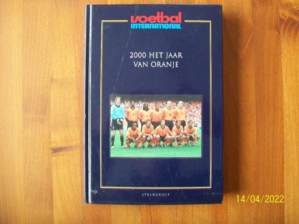 2000 - Het jaar van Oranje ( Voetbal International), Verzenden, Zo goed als nieuw, Overige binnenlandse clubs, Boek of Tijdschrift