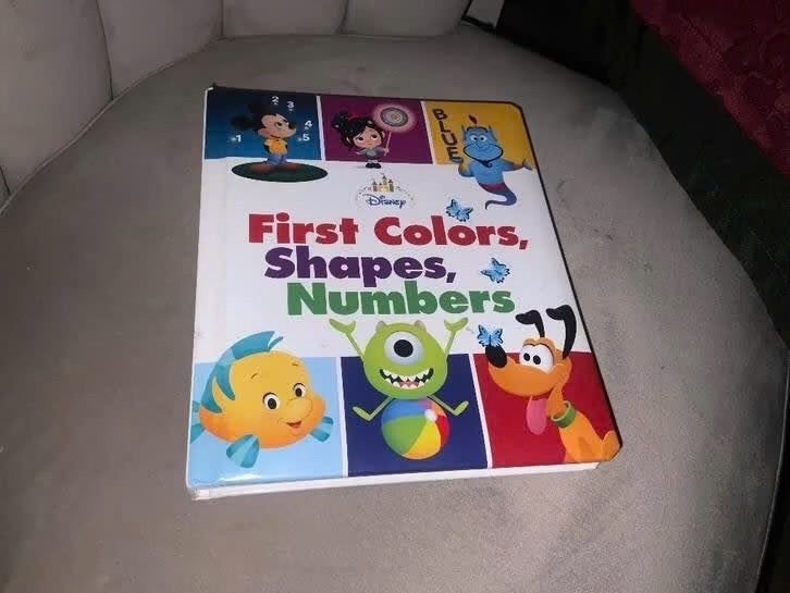Disney: Eerste Kleuren, Vormen, Cijfers Boek, Ophalen of Verzenden, Zo goed als nieuw, Disney Boeken