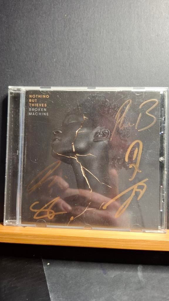 Nothing But Thieves - Broken Machine gesigneerde CD, Cd's en Dvd's, Cd's | Pop, Zo goed als nieuw, Ophalen of Verzenden