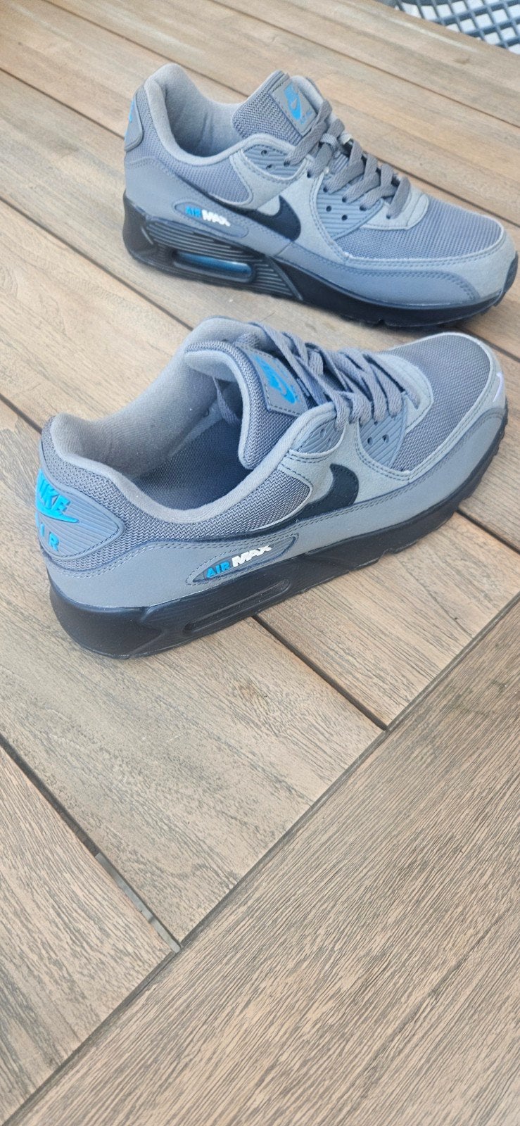 Nike Air Max 90 - Grijs met Blauwe Details, Overige kleuren, Nike, Nieuw, Ophalen of Verzenden