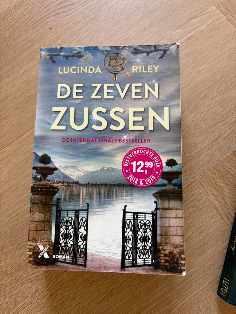 De Zeven Zussen - Lucinda Riley, Ophalen of Verzenden, Gelezen, Nederland