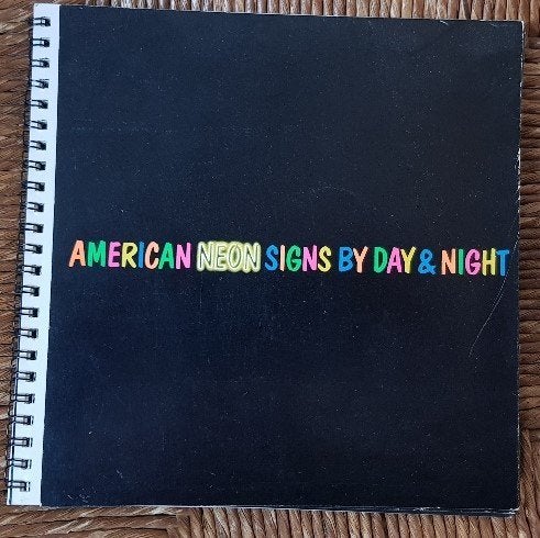 American neon signs by day & night - Toon Michiels - IGST, Ophalen of Verzenden, Gelezen, Fotografen, Toon Michiels