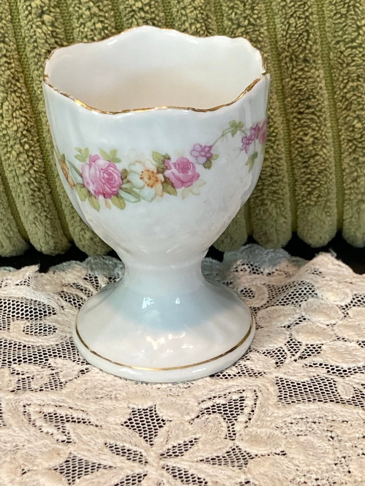 Eierdopje met rozen decoratie, porselein (220726), Ophalen of Verzenden, Zo goed als nieuw, Porselein, Overige stijlen