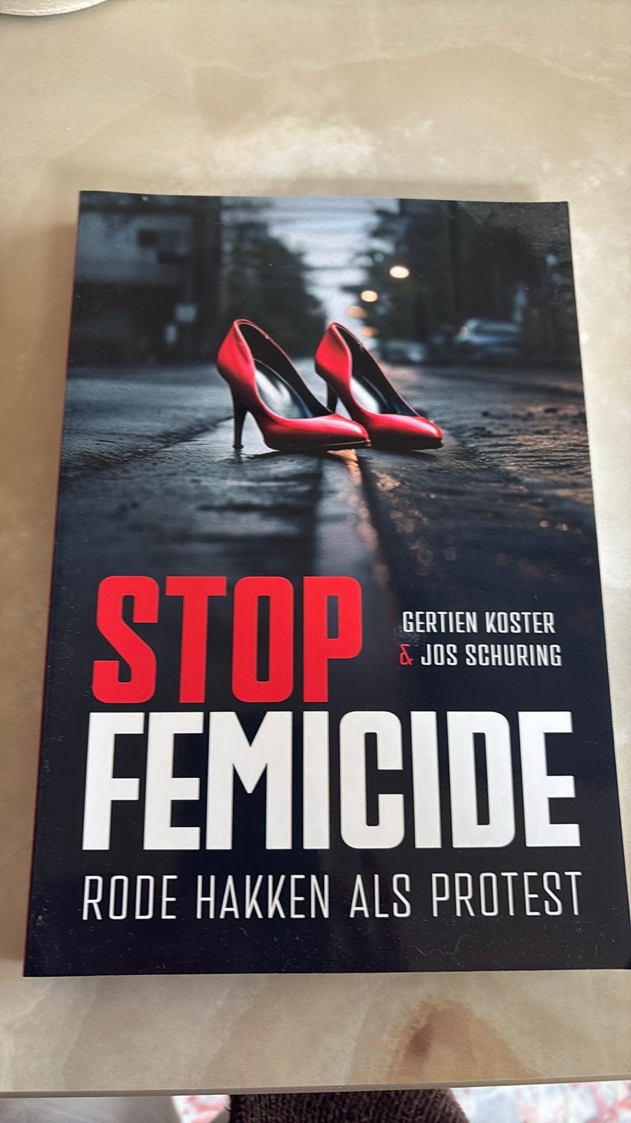 Stop Femicide: Rode Hakken als Protest - Gertien Koster & Jo, Boeken, Ophalen of Verzenden, Zo goed als nieuw