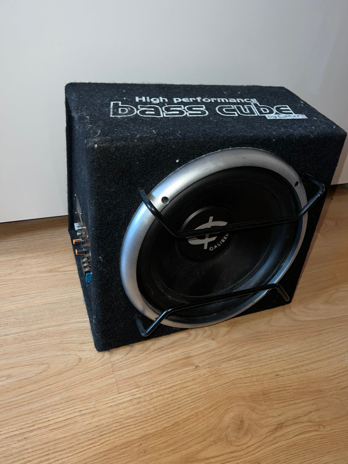 MOET WEG Caliber bass cube subwoofer, Auto diversen, Autospeakers, Zo goed als nieuw, Ophalen