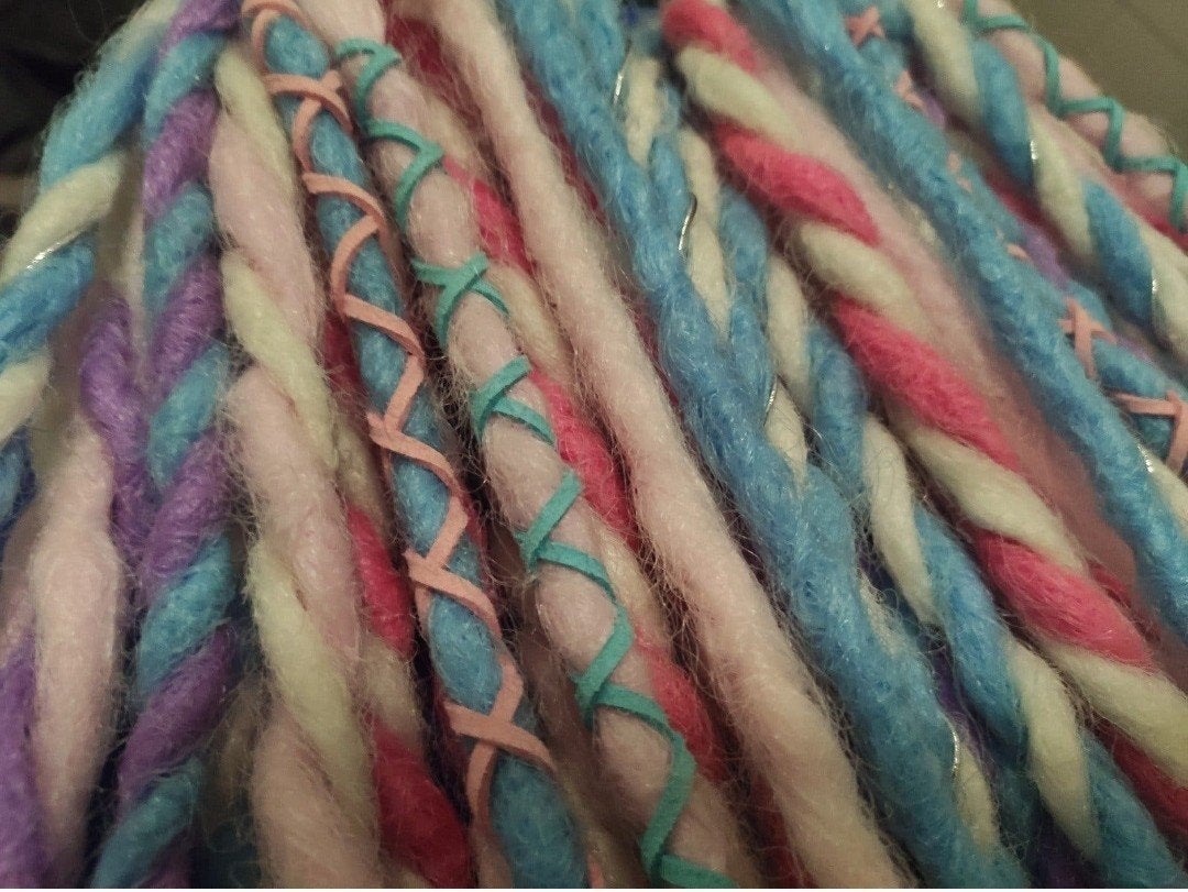 Handgemaakte glow in the dark 20 DE dreads – pastel / UV, Ophalen of Verzenden, Nieuw