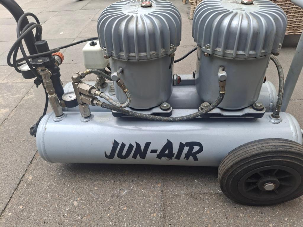 June-AIR  12-50    2 cilinder    zeer netjes, Ophalen, 6 tot 10 bar, Zo goed als nieuw, Minder dan 200 liter/min