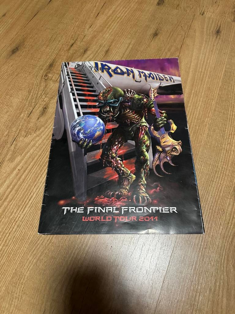 Iron maiden The final frontier poster tourbook, Verzamelen, Ophalen of Verzenden, Zo goed als nieuw, Poster, Artwork of Schilderij