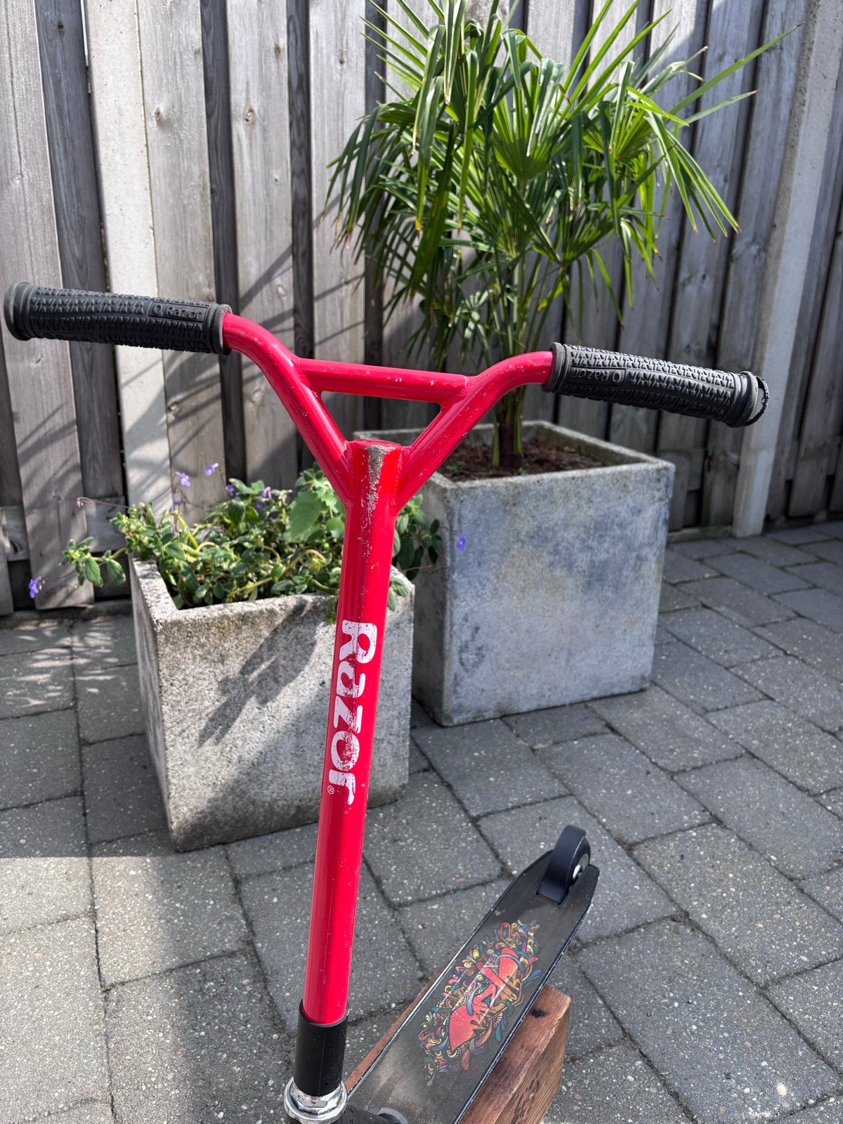 Razor stuntstep - rood met kleurrijke print, Ophalen of Verzenden, Gebruikt