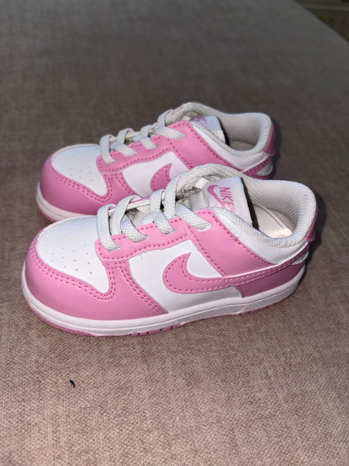 Nike Dunk Low Roze/Wit Kids - Nieuw met prijskaartje, Ophalen of Verzenden, Nieuw, Jongen of Meisje, Sportschoenen