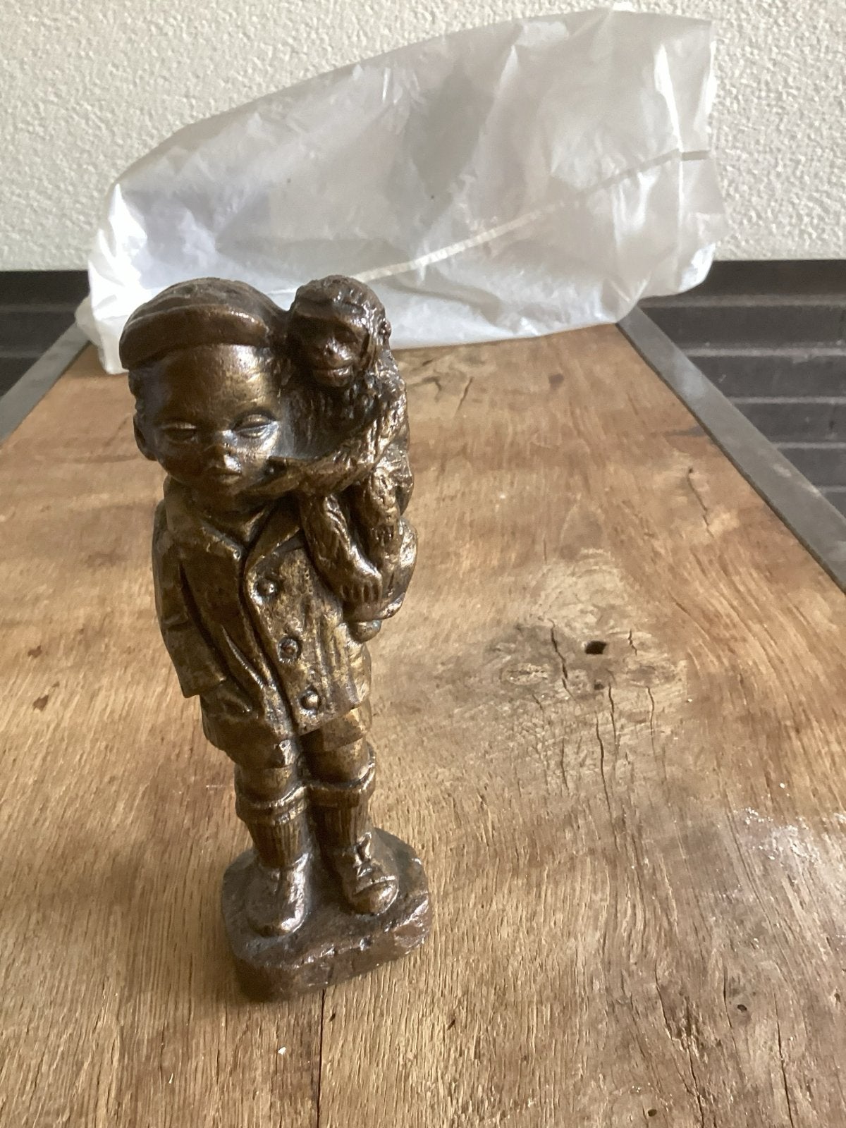 Bronzen beeldje: Jongetje met aapje, Groep mensen, Minder dan 20 cm, Ophalen of Verzenden, Brons