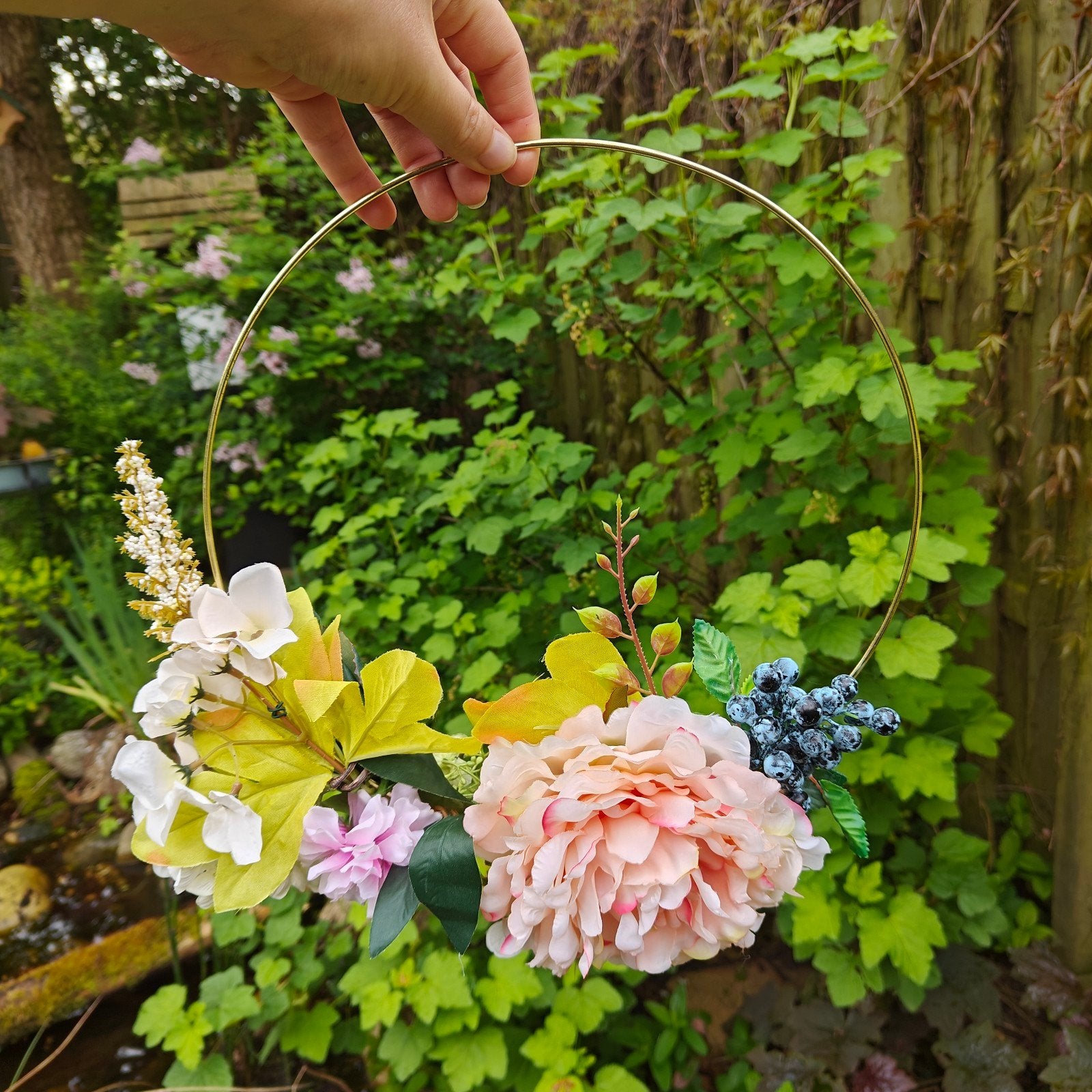Decoratieve gouden ringen met kunstbloemen – bruiloft/feest, Ophalen of Verzenden, Zo goed als nieuw, Roze, Accessoires