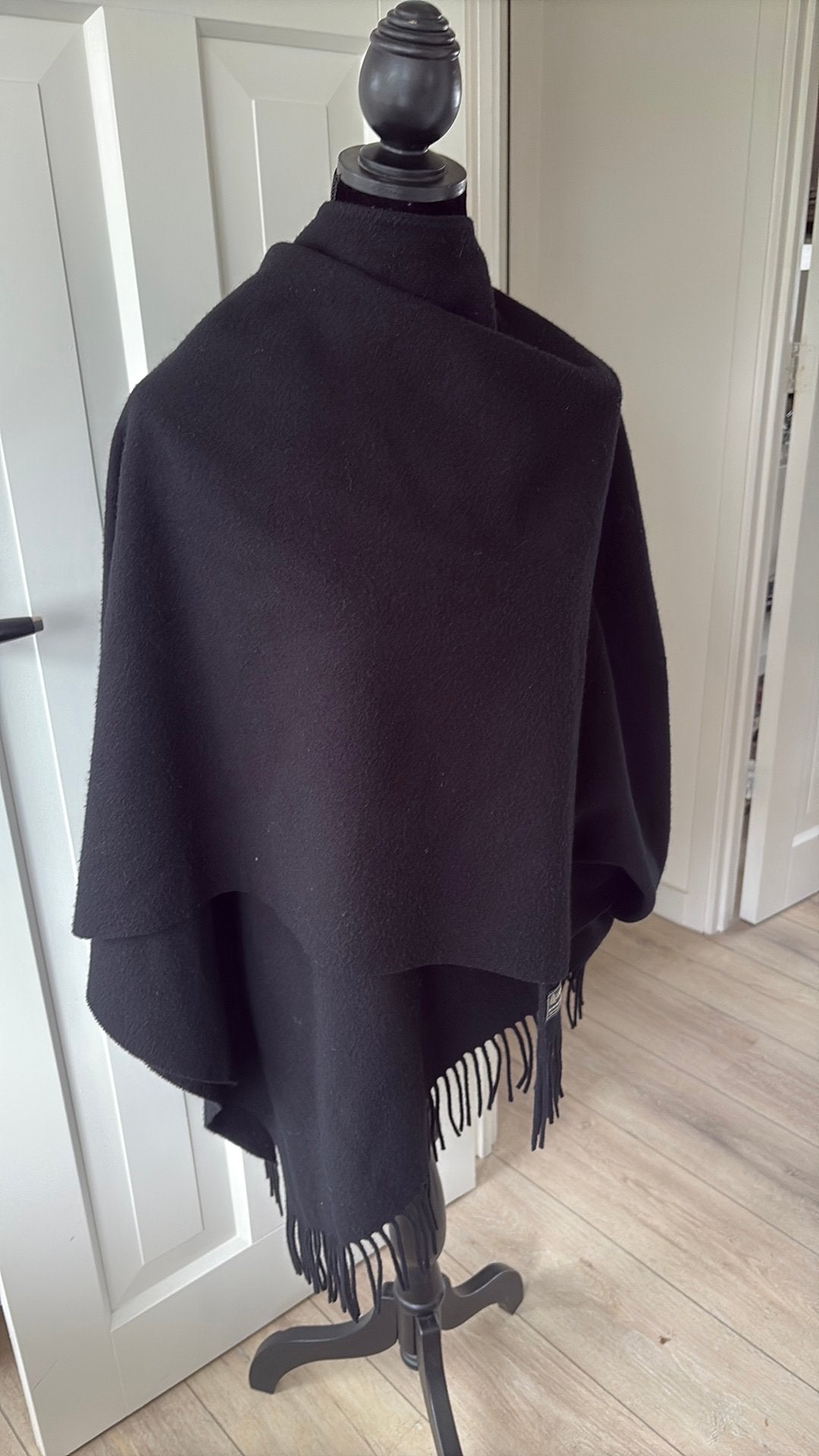 Diepzwarte lamswol cape poncho omslagdoek izgst, Ophalen of Verzenden, Zo goed als nieuw