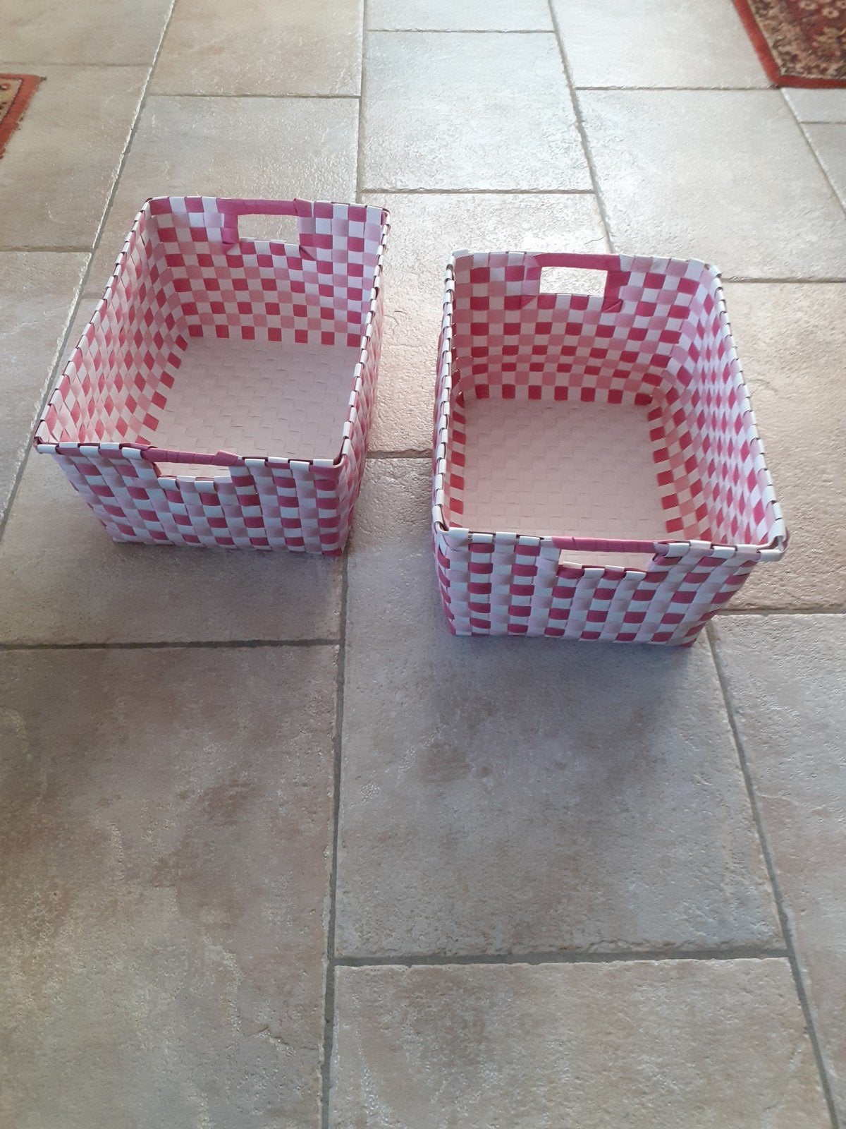 Set van 2 roze en witte opbergmanden, Kunststof, Mand, Ophalen of Verzenden, Zo goed als nieuw