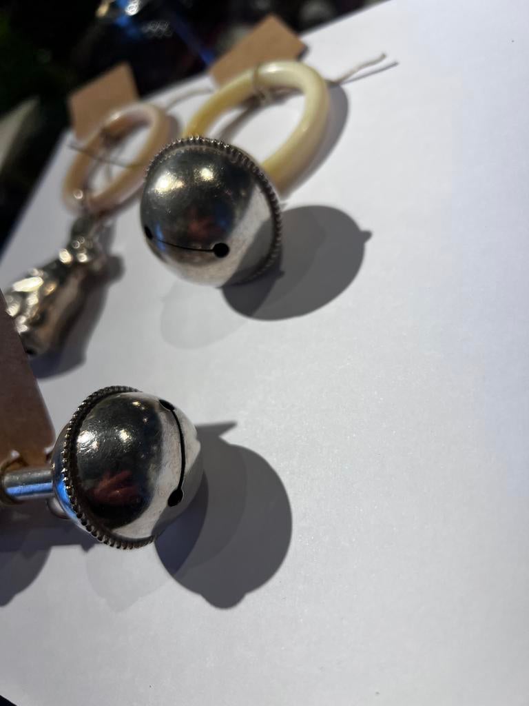 Verzilverde rammelaars, Ophalen, Zilver