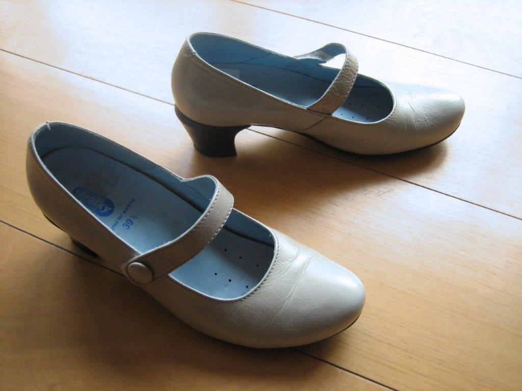 Zeer mooie lichtgrijze gladleren pumps WOLKY 39-40 snazzeys, Kleding | Dames, Schoenen, Verzenden, Nieuw, Grijs, Wolky