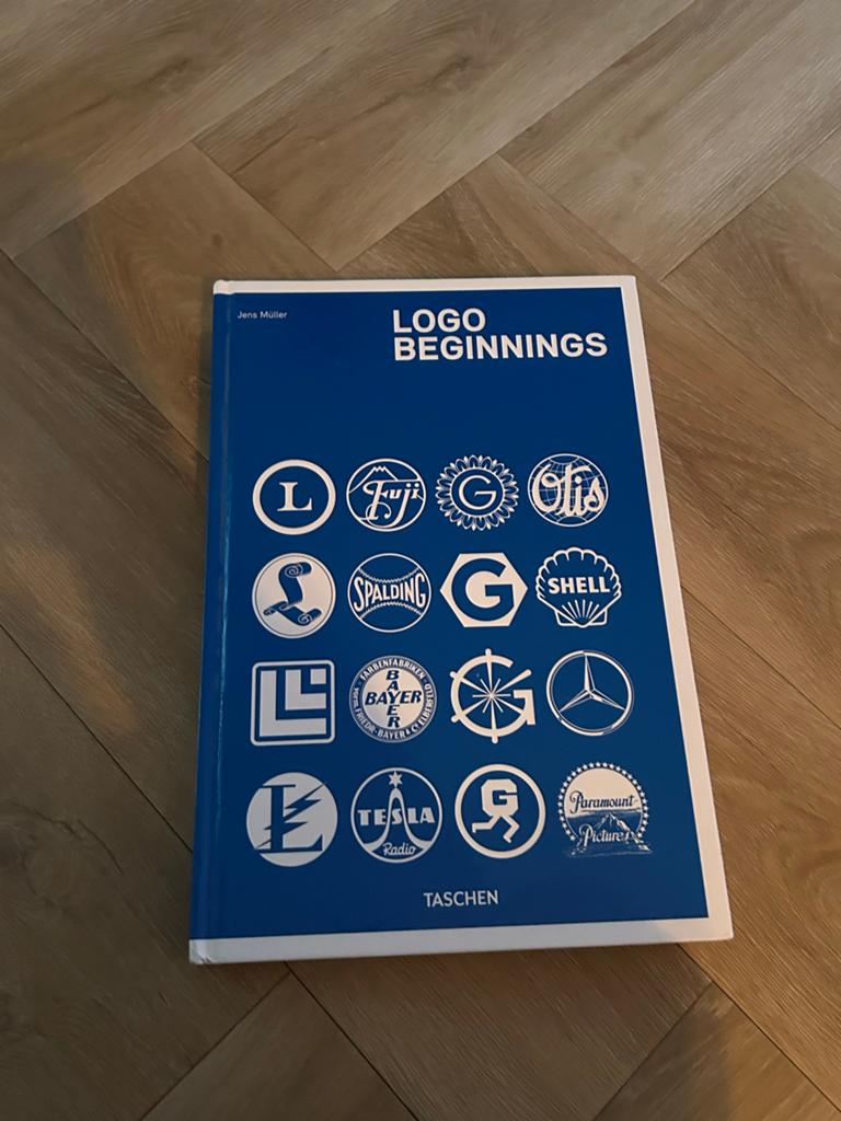 Taschen logo beginnings koffietafelboek, Boeken, Ophalen of Verzenden, Zo goed als nieuw