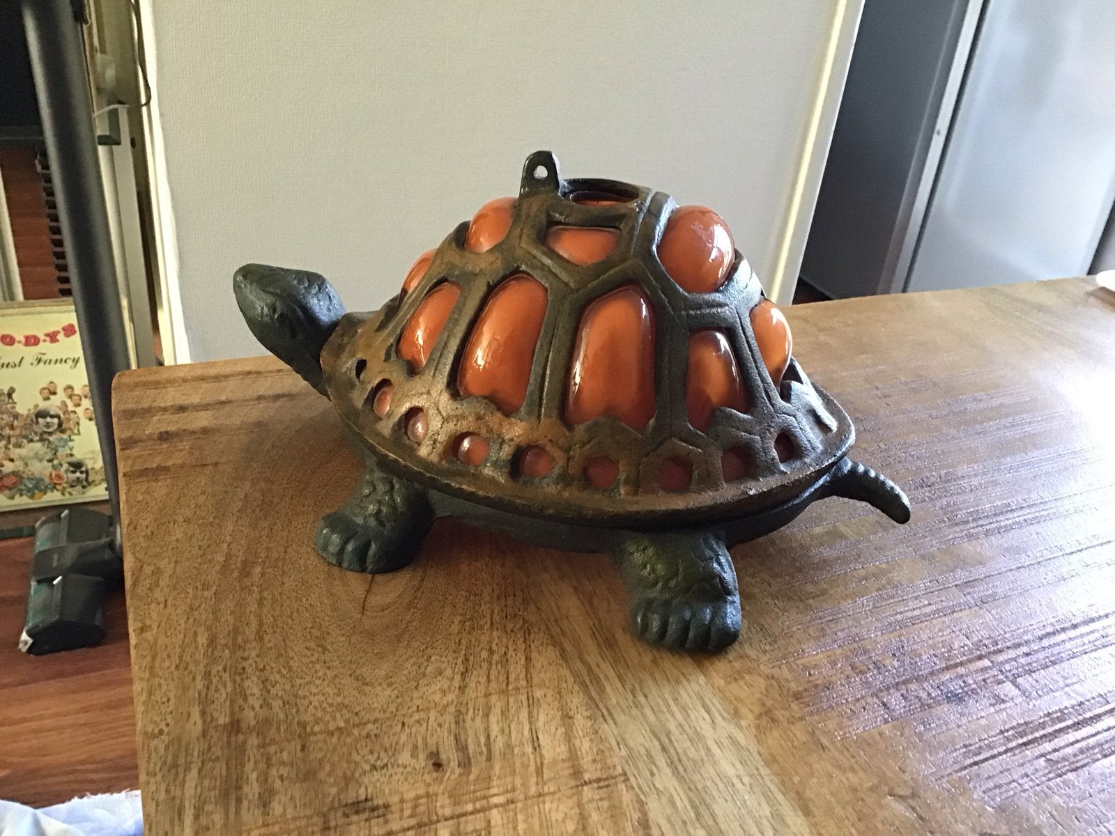 Antieke gietijzeren schildpad met oranje glas, Ophalen