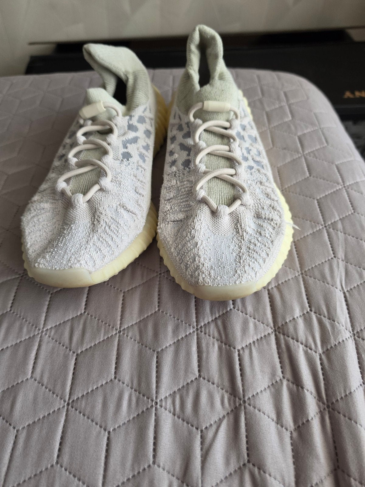 Adidas Yeezy Boost 350 V2 Light - Maat 45, Kleding | Heren, Overige kleuren, Ophalen of Verzenden, Adidas Yeezy, Sneakers of Gympen