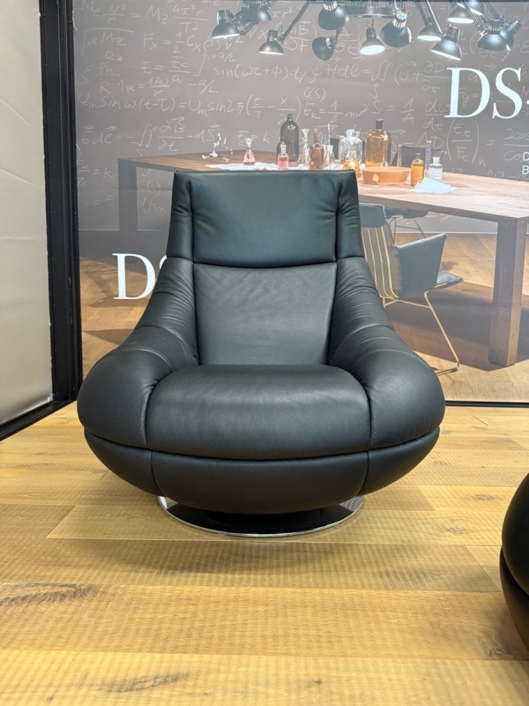 De Sede 166 Draaifauteuil met poef zwart leer Design stoel, Ophalen of Verzenden, Zo goed als nieuw, 100 tot 125 cm, Ik