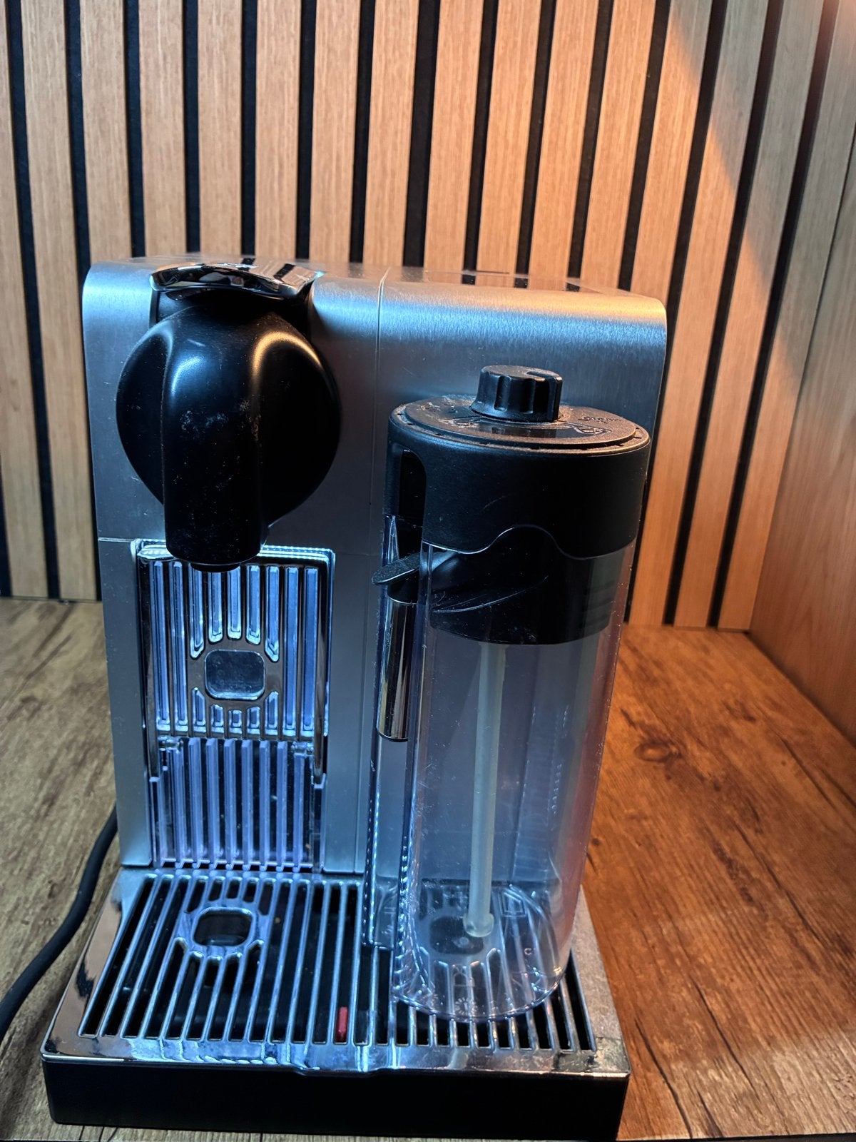Nespresso DeLonghi Lattissima Touch Koffiemachine, Koffiemachine, Ophalen of Verzenden, Zo goed als nieuw, 2 tot 4 kopjes