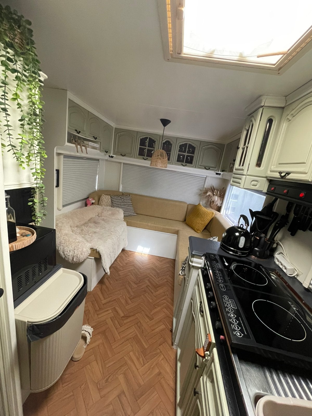 Prachtige gepimpte Hobby Prestige 560 caravan, Vast bed, Rondzit, Hobby, Koelkast
