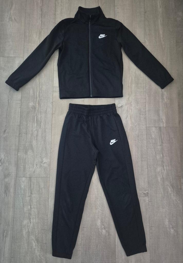 Nike trainingspak in maat M junior (137-147 cm), Gebruikt, Jongen of Meisje, Sport- of Zwemkleding, Ophalen of Verzenden