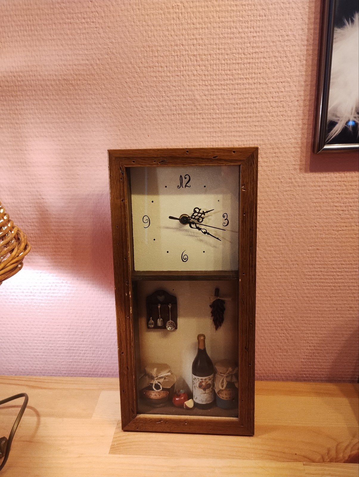 Unieke houten klok met decoratieve vitrine, Ophalen of Verzenden