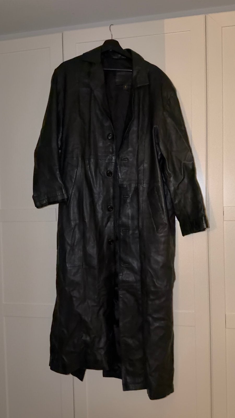 Zwarte mantel, Ophalen of Verzenden, Zo goed als nieuw, Maat 46 (S) of kleiner, Zwart