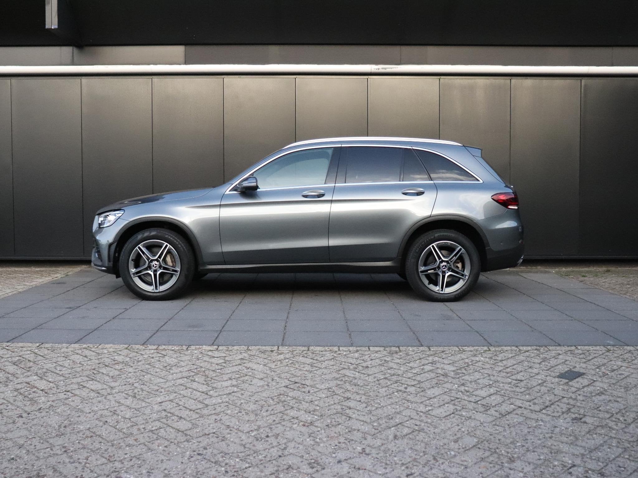 Mercedes-Benz GLC-klasse 300e 4MATIC Premium Plus | LEDER |, Auto's, Automaat, 14 kWh, Gebruikt, 4 cilinders