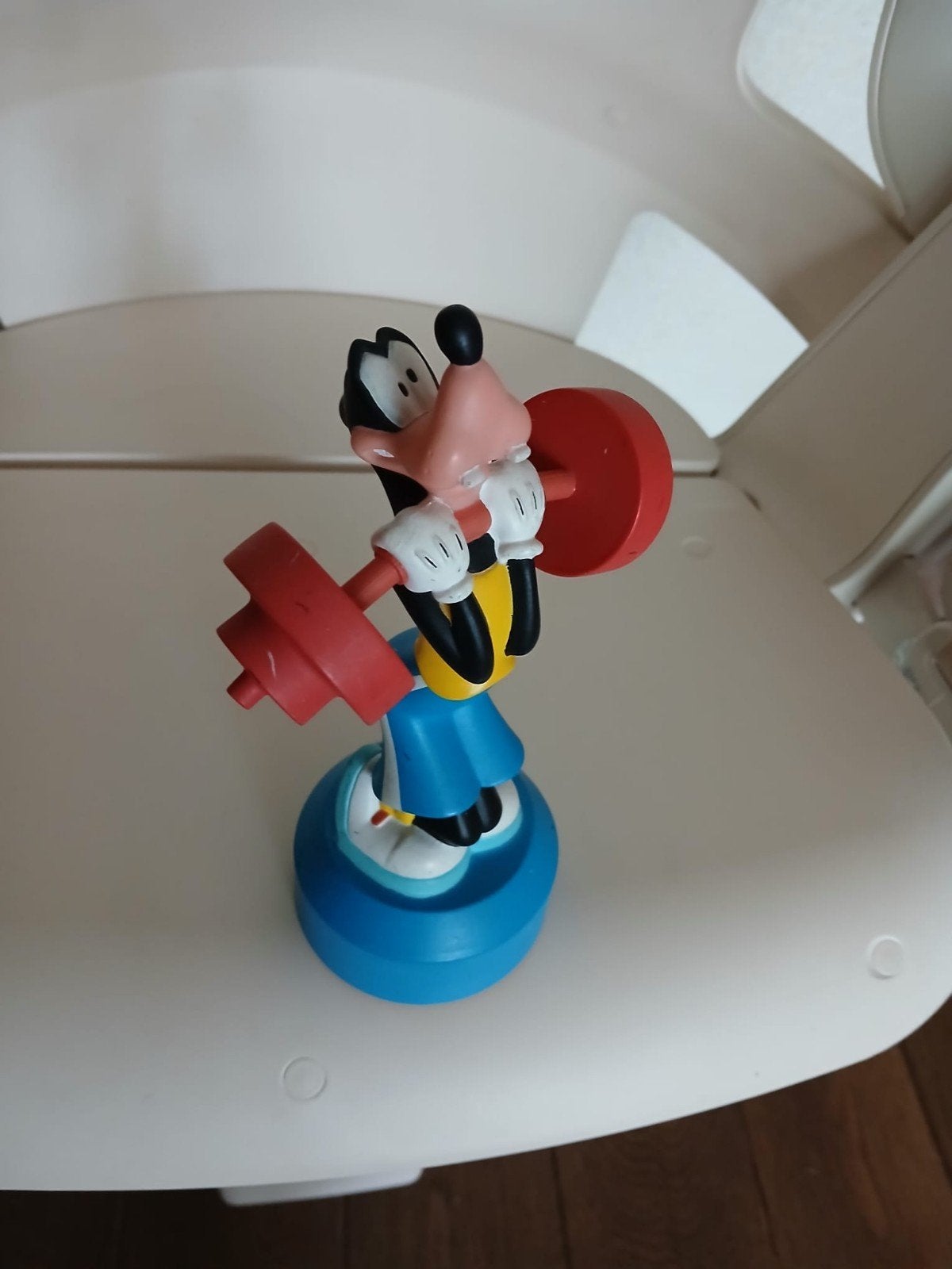 Disney beeld Goofy Gewichtheffer 20 cm., Ophalen of Verzenden, Goofy of Pluto, Gebruikt, Beeldje of Figuurtje