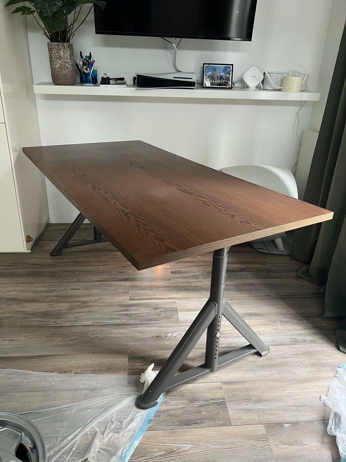 Donker houten verstelbaar bureau 160x80cm, Ophalen, Zit-sta bureau, Gebruikt, Hout