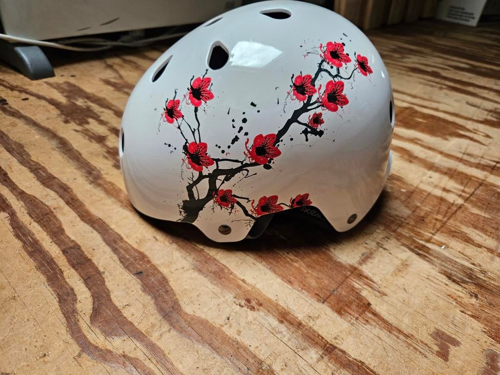 Kinderhelm met kersenbloesem design, Gebruikt, Jongen of Meisje, Overige maten, Ophalen of Verzenden