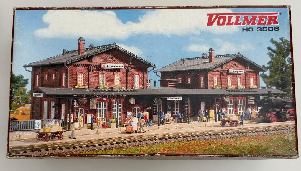 VOLLMER 3506: bouwpakket station Altenkirchen, Overige merken, Wisselstroom, Brug, Tunnel of Gebouw, Nieuw