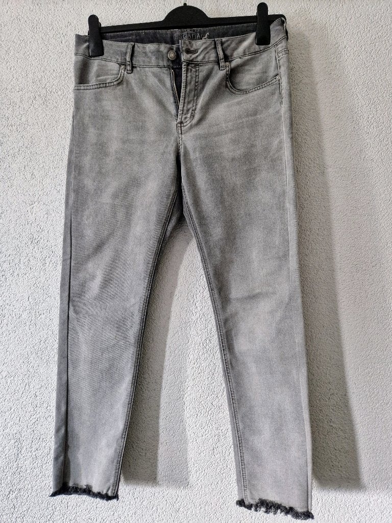 Escada stretch jeans grey Maat l, Verzenden, Nieuw, Escada, W30 - W32 (confectie 38/40)