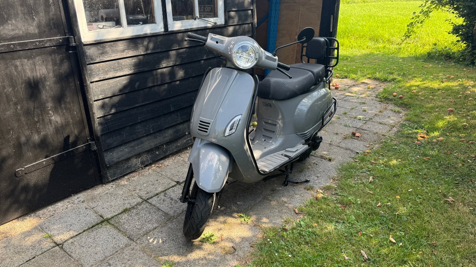 Grijze scooter met rugsteun en bagagerek, Ophalen, Gebruikt, Benzine, Overige merken