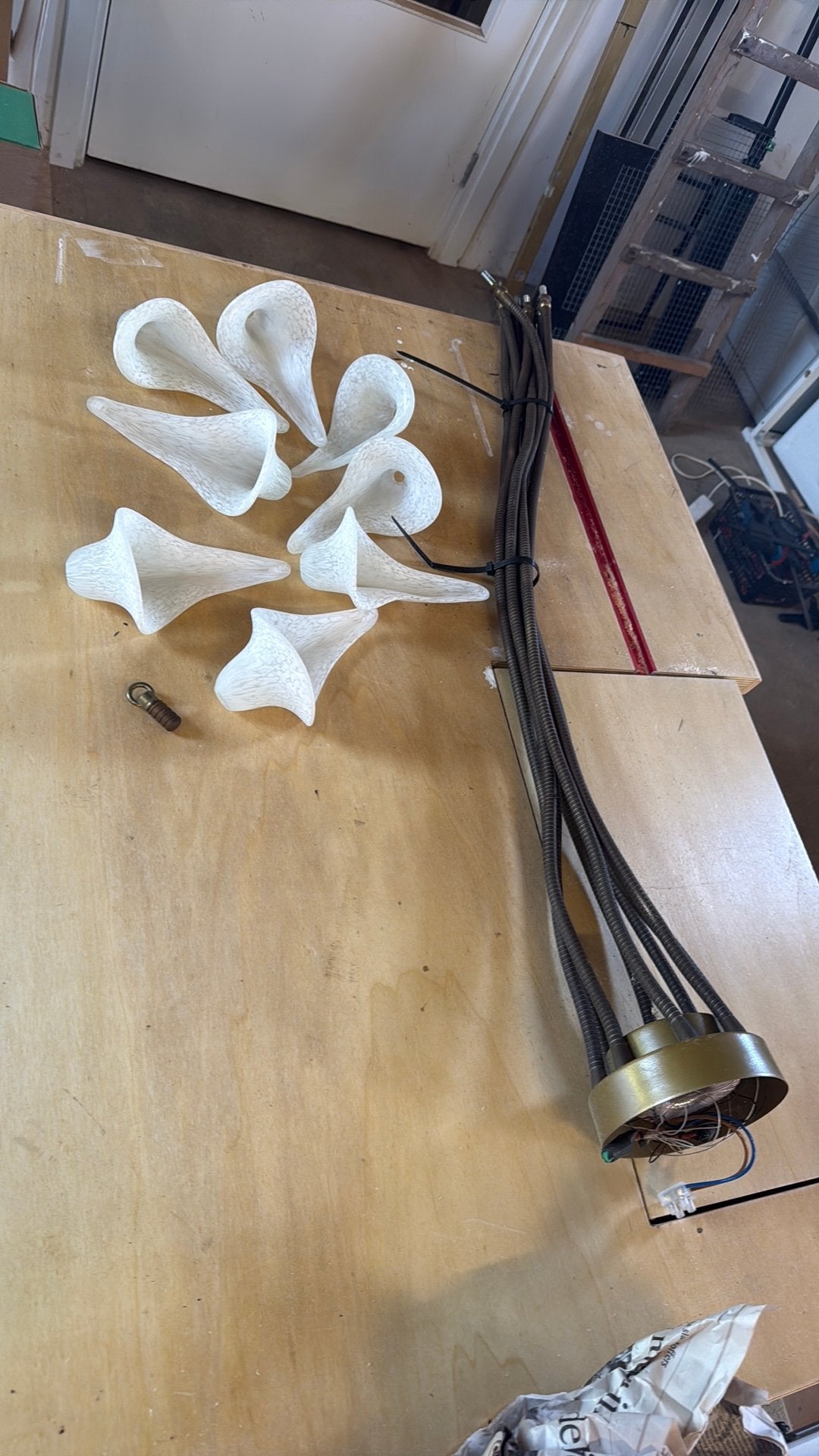 Zware plafond lamp met 8 kelken, Gebruikt, Inclusief lichtbron, Meerkleurig, Design