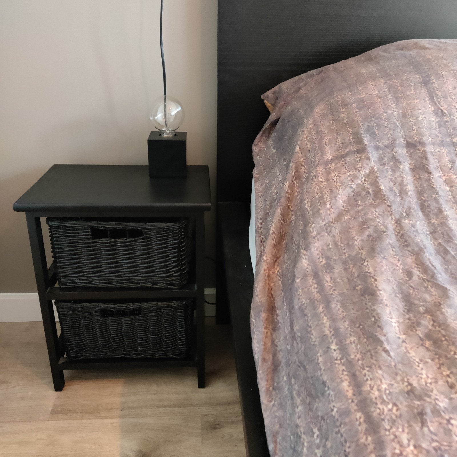 Zwart nachtkastje/bijzettafel met 2 rieten mandjes, Huis en Inrichting, Ophalen, Gebruikt, Minder dan 45 cm, Minder dan 55 cm