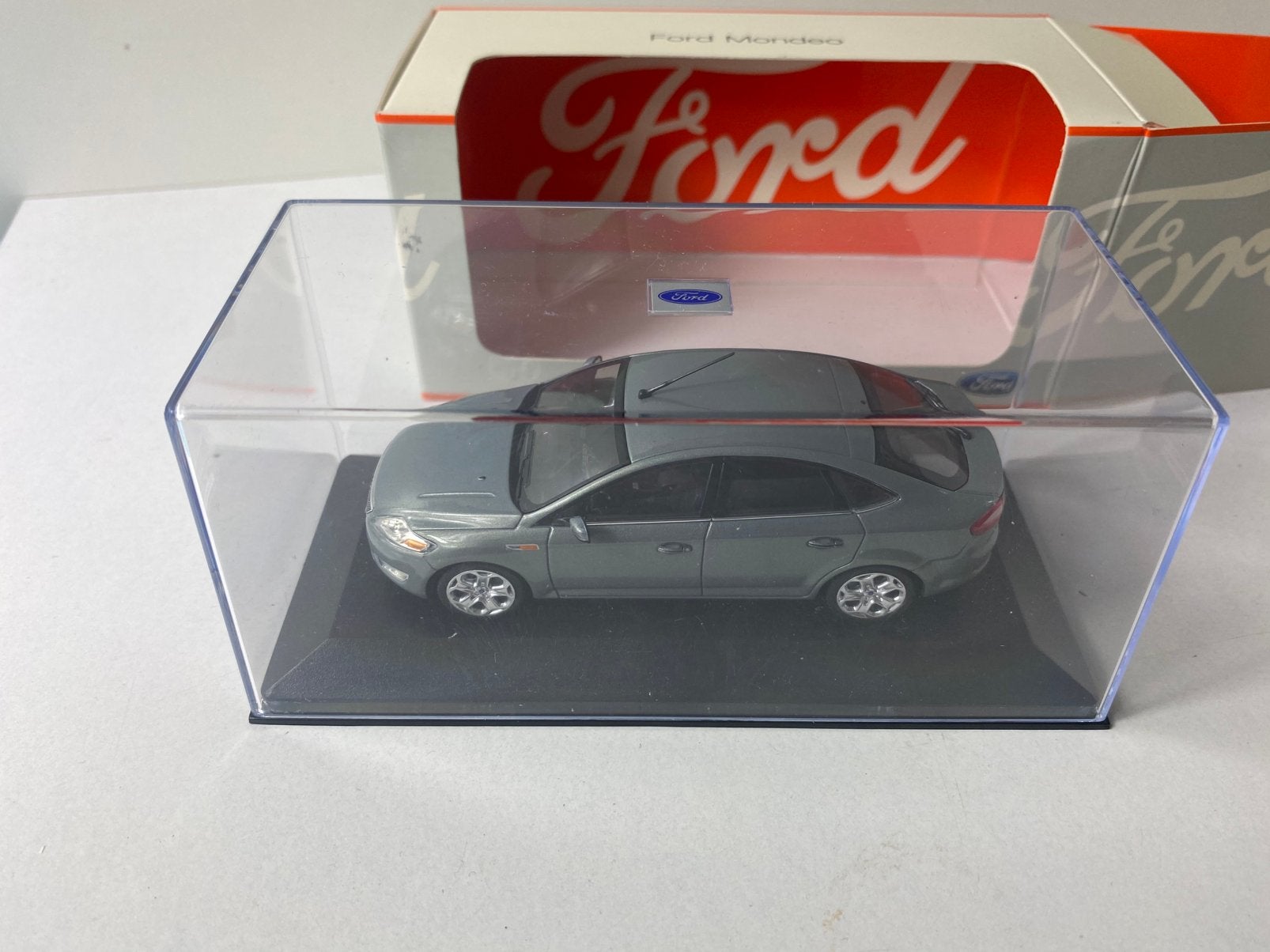 1:43 FORD MONDEO 2015- Ford dealer version-excellent, Ophalen of Verzenden, Zo goed als nieuw, Auto, Overige merken