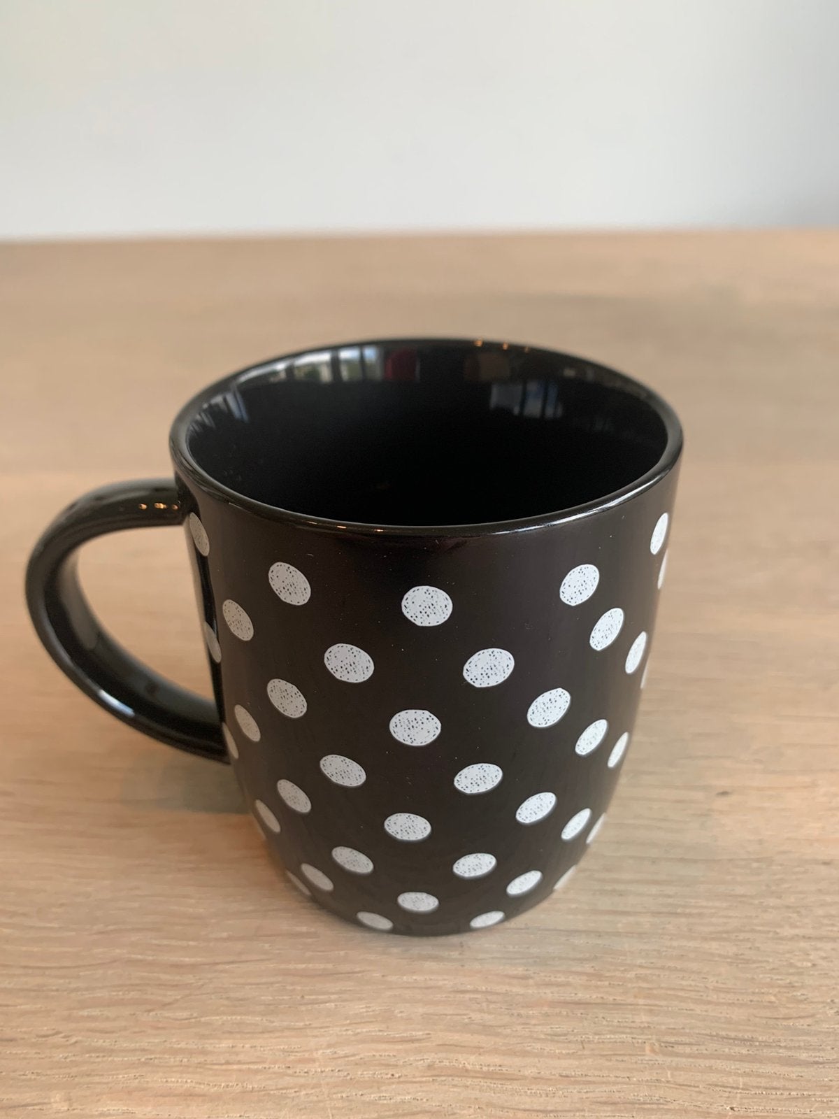 8 zwarte kopjes stippen Kasitoo, Huis en Inrichting, Ophalen of Verzenden, Zo goed als nieuw, Overige stijlen, Kop(pen) en/of Schotel(s)
