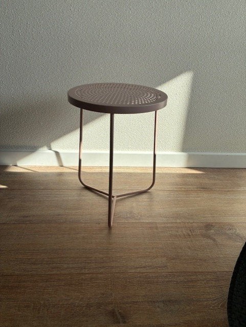 Bijzettafel roze metaal, Minder dan 55 cm, Metaal of Aluminium, Rond, Zo goed als nieuw