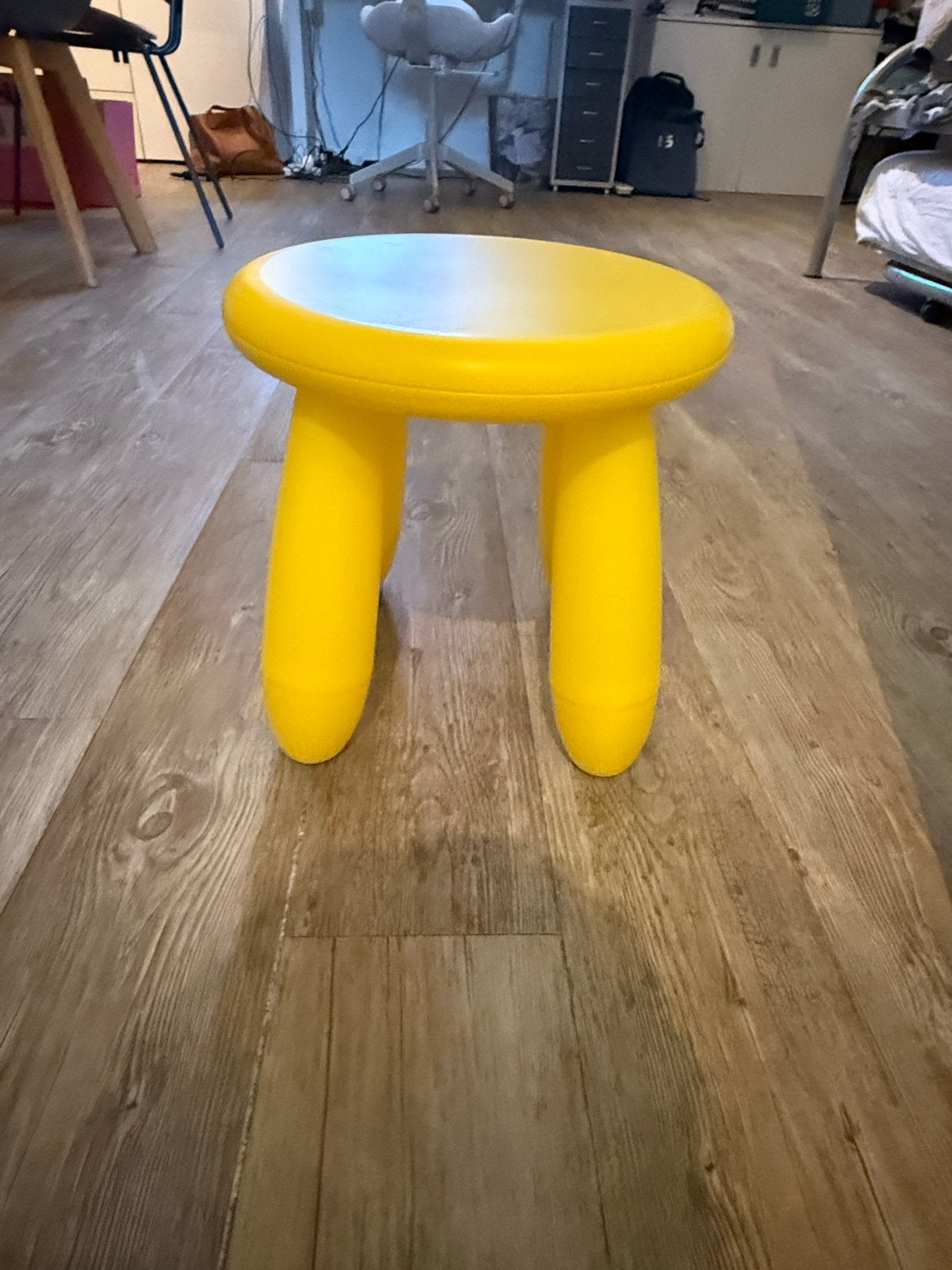 Geel krukje - Ideaal voor kinderen of als bijzettafel, Ophalen of Verzenden, Gebruikt, Kunststof